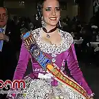 ___ otra chica, con el cuerpo en verde agua y el lazo en rojo granate