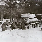 Un tanque T-34 protegiendo a la infantera sovitica n un contraataque.