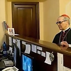 _el_papa__pagando_la_factura_de_la_pension