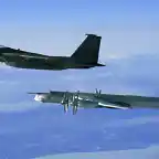 F-15C en primer plano y Tu-95MS