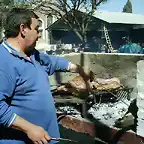 Ruben,  a cargo  del  asado  del  mediodia