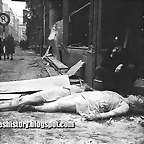 soviet-russian-army-berlin-1945-ww2-second-war-two-incredible-pictures-images-photos Mujeres alemanas yacen muertos en una calle de Berln, en 1945 despus de haber sido brutalmente violadas y asesinadas por lo