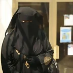 Mujer-vestida-burka_EDEIMA20101221_0019_7