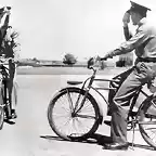 Dos militares en Sacramento California en 1942