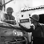 565px-Patton_speaking_with_Lt__Col__Lyle_Bernard_at_Brolo_circa_1943