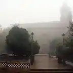 Plaza de la iglesia, bajo la niebla. (Torrealver)