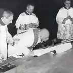John XXIII adoring the cross