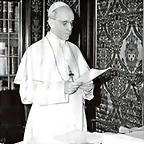 PIO XII EN SU ESCRITORIO