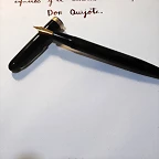 Pluma entera y texto (descapuchada)
