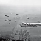 Un B-24 sobrevolando a paracas americanos el 18 9