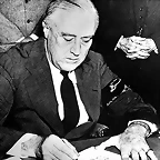 Rooselvet firmando la declaracion de guerra del Japn.