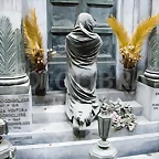 192195-praying-woman-statue-staglieno-cemetery-genoa