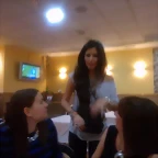 Mara en la cena antes del bolo 6