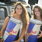 08-01-57-las-chicas-red-bull-repartiendo-alas