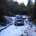 Racso sorteando un torrente en valle nevado