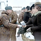 waffen-SS Esta imagen es de los primeros meses de 1945. La cuenta atrs para la derrota alemana haba comenzado. Los muchachos estaban siendo enviados a luchar contra los rusos. Mujeres alemanas Grateful darles