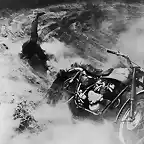 1955 Un competidor se cae de su motocicleta durante un campeonato en Randers, Dinamarca.