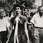 1957 Dorothy Counts, una de las primeras estudiantes negras en entrar al nuevo instituto interracial Harry Harding High School, en Charlotte, North Caroline (USA).