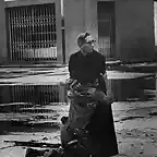 1962 Un soldado herido por un francotirador se abraza al capelln de la armada Luis Padillo en la base naval venezolana de Puerto Capello.