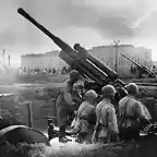 Caon sovietico M1938 de 85 mm en Gorky Park, Moscu. 28 de julio de 1941