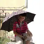 030, bajo un paraguas