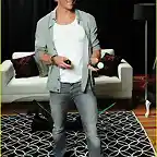 ryan-kwanten-playstation-move-02