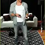 ryan-kwanten-playstation-move-06