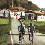 INDURAIN Y PRUDENCIO ENTRENANDO A SU PASO POR ALKOTZ,EN EL VALLE DE ULTZAMA.