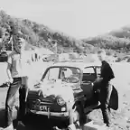 J?rgen Seemann Berg und Carl Pater Thorsager vor einem Fiat 600 auf einer Studienreise nach Arendal, Setesdalsbanen und Rekefjordbanen,Norwegen1965