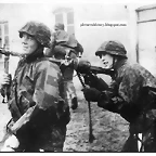 hombres de las Waffen SS abriendo fuego con una MG34.