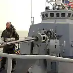 Marinero y arma de proa del USS Chinook patrullero de la clase Ciclon en el Golfo Prsico