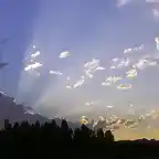 el sol detras de la nubes tormentosas