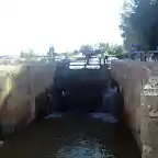 El agua se filtra por las piedras