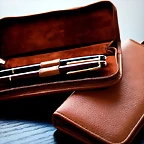 estuche-de-piel-para-guardar-plumas-y-boligrafos
