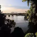 Es un rio con su puente atravesado.