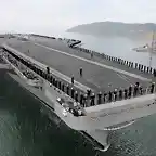 Marineria en formacin en la cubierta del USS Ronald Reagan