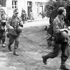 Bundesarchiv_Bild_101I-721-0388-34A,_Frankreich,_nach_der_Invasion,_Infanteristen