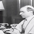 PIO XII ESCRIBIENDO A MAQUINA