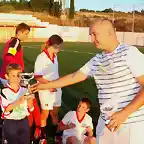 El Capitan alevin de El Campillo y su trofeo de Campeon-Fot.J.Ch.Q.-17.06.10