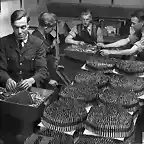 Cargando las cintas con balas para los aviones de la RAF