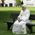 jsentado en jardines vaticanos