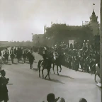 Mussolini durante una visita a Tripoli .