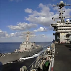 800px-USS_Farragut_(DDG-99)_with_USS_George_Washington_(CVN-73)