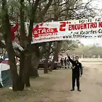 Juanrural y Fedex colgando el pasacalle del enc TA