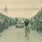 471. 1949- - Tour. 16? etapa, 9 Ferdi Kubler franquea en cabeza el Col de Vars, el segundo ser? Bartali a 3'45''