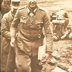 Von Manstein aparece en esta foto como coronel general con la Cruz de hierro y galn con los sables cruzados y hojas de roble con de la Cruz de Caballero