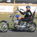 Peter Fonda con una rplica de la moto Capitn Amrica fabricada por Indian