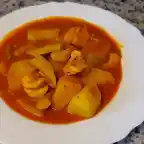 Guiso de patatas con choco y langostinos