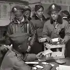 Marzo de 1945. Pilotos de combate del 332 Grupo de Combate conocido como Tuskegee. Se les facilita raciones de cianuro por si acaso. Base area en Ramitelli, Italia