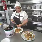 Fatima rellenando higos